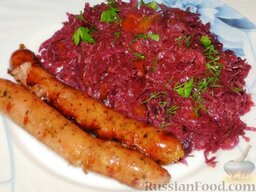 Тушеная красная капуста с баварскими колбасками: Выложить тушеную красную капусту на тарелку, положить пару колбасок.  Приятного аппетита!