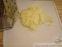 Быстрая похлебка с фрикадельками: Как приготовить суп с фрикадельками:    Лук очистить. Половину лука натереть на терке.
