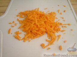 Быстрая похлебка с фрикадельками: Морковь очистить и натереть на терке.