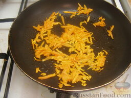 Быстрая похлебка с фрикадельками: За это время обжарить морковь. Для этого разогреть 1 ст. ложку растительного масла, выложить морковь и обжаривать ее, помешивая, на среднем огне 5 минут.