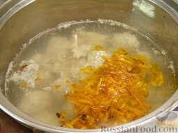 Быстрая похлебка с фрикадельками: Выложить морковь в бульон к фрикадельками. Варить 5 минут.