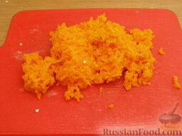 Нежный салат с крабовыми палочками: Морковь вымыть, отварить в кожуре (20 минут), очистить и тоже натереть на мелкой терке.