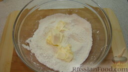 Булочки с сыром: Добавить в мучную смесь холодное масло и перетереть руками.