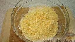 Булочки с сыром: Добавить сыр, натертый на мелкой терке, перемешать.