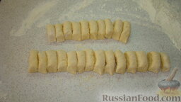 Булочки с сыром: Скатать из теста колбаску и разделить на равные 24 части.