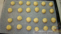 Булочки с сыром: Сделать маленькие шарики и выложить их на противень, покрытый пергаментом.   Смазать каждый шарик хорошо взбитым яйцом.