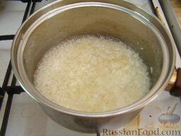 Рис со свеклой и козьим сыром: Рис залить водой, довести до кипения, посолить. Варить на медленном огне под крышкой до мягкости. У меня был рис пропаренный, варила его 25 минут.