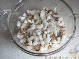 Салат "Мимоза" с кукурузой: Очистить, помыть и мелко нарезать репчатый лук. Выложить вторым слоем в салатницу.