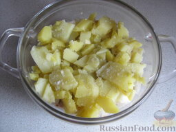 Салат "Мимоза" с кукурузой: Картофель нарезать кубиками. Выложить третьим слоем.