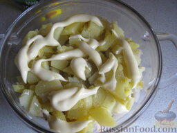 Салат "Мимоза" с кукурузой: Картофель посолить, затем слой майонеза.