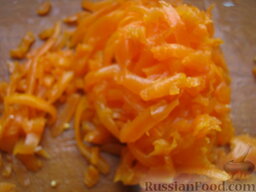 Салат "Мимоза" с кукурузой: Морковь натереть на терке.