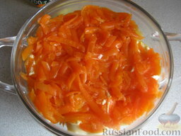Салат "Мимоза" с кукурузой: Четвертым слоем выложить морковь.