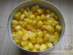 Салат "Мимоза" с кукурузой: Открыть баночку кукурузы.