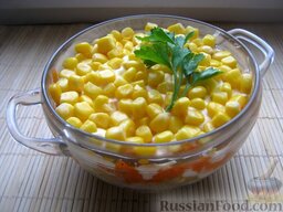 Салат "Мимоза" с кукурузой: Последним слоем выложить консервированную кукурузку. Охладить 2-3 часа в холодильнике. Салат 