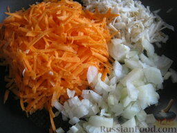 Томатный постный суп из чечевицы: Морковь, корень сельдерея и репчатый лук очистить и помыть. Лук нарезать кубиками, а морковь и сельдерей натереть на крупной терке.