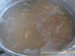 Томатный постный суп из чечевицы: В кипящую воду опустить картофель и красную чечевицу. Варить 15-20 минут.