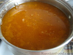 Томатный постный суп из чечевицы: Выложить зажарку в суп. Посолить и поперчить.