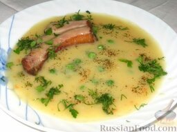 Гороховый суп-пюре с зеленым горошком: В тарелку наливаем суп, кладем ребрышко, посыпаем зеленью и свежемолотым черным перцем.  Гороховый суп-пюре с копченостями и зеленым горошком можно подавать. Приятного аппетита!