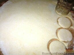 Творожно-тыквенные галушки "Цветочки": Раскатать творожное тесто до толщины 3 мм. Выемкой сделать кружочки.