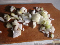 Омлет смешанный: Как приготовить омлет с колбасой и сыром:    Очистить, помыть и мелко нарезать кубиками репчатый лук.