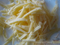 Омлет смешанный: Натереть твердый сыр на крупной терке.