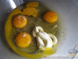 Омлет смешанный: Яйца разбить в тарелку. Посолить и поперчить. Добавить майонез.