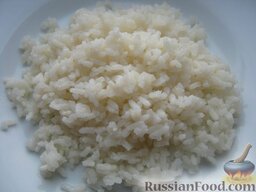 Салат "Рыбочка" с рисом и консервированной кукурузой: Как приготовить рыбный салат с рисом и кукурузой:    Рис отварной хорошо промыть и дать стечь воде.