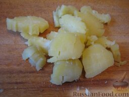 Салат "Рыбочка" с рисом и консервированной кукурузой: Картофель отварной очистить и нарезать кубиками.