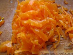 Салат "Рыбочка" с рисом и консервированной кукурузой: Морковь отварную очистить и натереть на крупной терке.