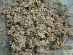 Салат "Рыбочка" с рисом и консервированной кукурузой: Открыть баночку консервированной рыбы. Размять рыбу вместе с маслом вилкой. Можно в тарелочке или прямо в банке.