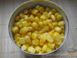 Салат "Рыбочка" с рисом и консервированной кукурузой: Открыть баночку консервированной кукурузы.