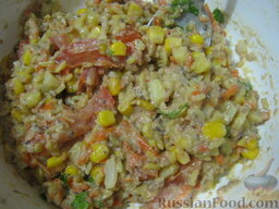 Салат "Рыбочка" с рисом и консервированной кукурузой: Соединить все ингредиенты в миске. Посолить и поперчить. Заправить рыбный салат с рисом и кукурузой майонезом. Хорошо перемешать.