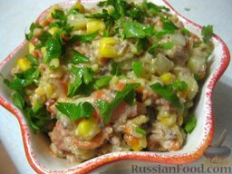 Салат "Рыбочка" с рисом и консервированной кукурузой: Рыбный салат с рисом и кукурузой готов. Выложить в салатницу, украсить зеленью.   Приятного аппетита!