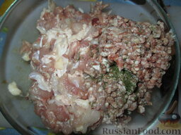 Домашняя вареная "ветчина": Сложить мясо и сало в миску, добавить фарш и измельченный чеснок. Добавить любимые специи, посолить, поперчить. Добавить желатин.