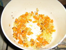 Суп с чечевицей и перловкой: На растительном масле обжариваем лук и морковку, нарезанные мелкими кубиками.