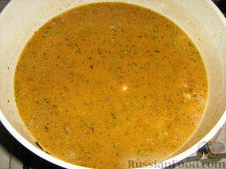 Суп с чечевицей и перловкой: Заправляем суп из чечевицы с перловкой полученным соусом. Если суп получился слишком густой, разбавляем его бульоном. Варим еще 2-3 мин. Даем настояться минимум 10 мин. под закрытой крышкой.