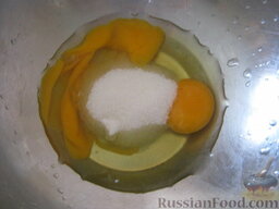 Оладьи на кефире "Пышные": Как приготовить оладьи на кефире:    В металлическую миску вбить яйца. Добавить сахар и соль.