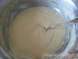 Оладьи на кефире "Пышные": Затем добавить соду. Хорошо перемешать. Потом налить 1 ст. ложку растительного масла. Хорошо взбить. Тесто для оладий на кефире готово.
