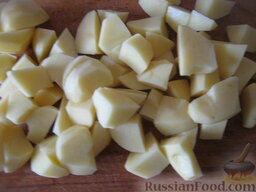 Куриный суп с плавленым сыром: Картофель очистить, промыть и нарезать кубиками. Выложить картофель к курице. Варить 10 минут.