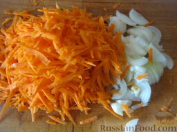 Куриный суп с плавленым сыром: Очистить и помыть морковь и репчатый лук. Лук нарезать кубиками. Морковь натереть на крупной терке.