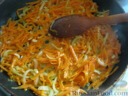 Куриный суп с плавленым сыром: Выложить репчатый лук и морковь. Обжарить на среднем огне, помешивая, лук и морковь, 2-3 минуты.
