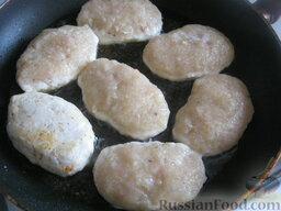 Классические куриные котлеты: Разогреть сковороду. Налить растительное масло (уровень масла в сковороде по высоте должен быть примерно 0,5 см). В горячее масло выложить котлеты.