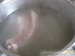 Щи с говядиной: Как приготовить щи с говядиной:    Говядину помыть, положить в кастрюлю, влить холодную воду. Снимая пену, дать закипеть. Варить на маленьком огне под крышкой 60 минут.