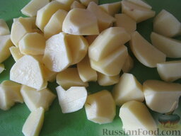Щи с говядиной: Картофель очистить, помыть и нарезать кубиками. Выложить картофель и крупу к мясу.