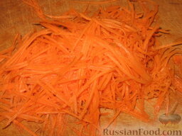 Куриный суп с гречневыми галушками: Вместе с картофелем добавить морковь, нарезанную соломкой и…