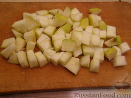 Шницель с грибами и яблоками: Очистить  и  его  крупной. Мелкими  порезать. Измельчить  роторной  орехи.
