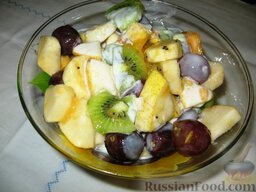 Фруктовый салат "Осенний": Заправить салат йогуртом.  Салат фруктовый с йогуртом готов. Приятного аппетита!