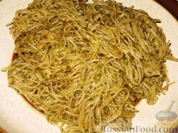 Спагетти "волосы ангела" с ореховым соусом песто: Готовые спагетти с соусом песто. Приятного аппетита!