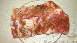 Запеченные ребрышки: Ребрышки посолить по вкусу с двух сторон. Посыпать специями для мяса, также с двух сторон.