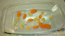 Запеченные ребрышки: Выложить нарезанные овощи на дно жаропрочной формы.